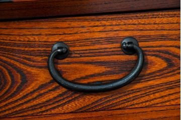 中古　美品　高級工芸家具　閂(かんぬき)付き　職人手作り!!重厚な手打ち金具に欅(ケヤキ)の風合いと漆の艶調和が目を惹く三国デザインの車箪笥(和タンス、収納箪笥、整理箪笥、戸棚、キャビネット)(製作費推定250万円)(R-084337)
