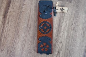 中古　美品　高級工芸家具　閂(かんぬき)付き　職人手作り!!重厚な手打ち金具に欅(ケヤキ)の風合いと漆の艶調和が目を惹く三国デザインの車箪笥(和タンス、収納箪笥、整理箪笥、戸棚、キャビネット)(製作費推定250万円)(R-084337)