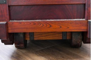 中古　美品　高級工芸家具　閂(かんぬき)付き　職人手作り!!重厚な手打ち金具に欅(ケヤキ)の風合いと漆の艶調和が目を惹く三国デザインの車箪笥(和タンス、収納箪笥、整理箪笥、戸棚、キャビネット)(製作費推定250万円)(R-084337)