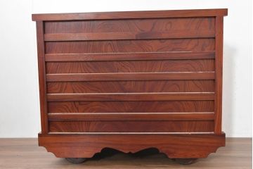 中古　美品　高級工芸家具　閂(かんぬき)付き　職人手作り!!重厚な手打ち金具に欅(ケヤキ)の風合いと漆の艶調和が目を惹く三国デザインの車箪笥(和タンス、収納箪笥、整理箪笥、戸棚、キャビネット)(製作費推定250万円)(R-084337)