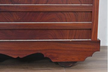 中古　美品　高級工芸家具　閂(かんぬき)付き　職人手作り!!重厚な手打ち金具に欅(ケヤキ)の風合いと漆の艶調和が目を惹く三国デザインの車箪笥(和タンス、収納箪笥、整理箪笥、戸棚、キャビネット)(製作費推定250万円)(R-084337)