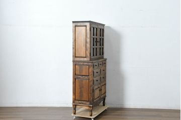 中古　美品　国産職人手作り　アンティーク調　作りの良い脚付き民芸キャビネット(食器棚、収納棚、戸棚、カップボード、バラ売り可能)(R-084339)
