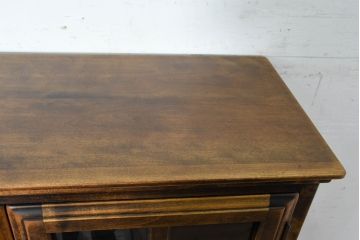 中古　美品　国産職人手作り　アンティーク調　作りの良い脚付き民芸キャビネット(食器棚、収納棚、戸棚、カップボード、バラ売り可能)(R-084339)