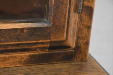 中古　美品　国産職人手作り　アンティーク調　作りの良い脚付き民芸キャビネット(食器棚、収納棚、戸棚、カップボード、バラ売り可能)(R-084339)