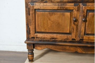 中古　美品　国産職人手作り　アンティーク調　作りの良い脚付き民芸キャビネット(食器棚、収納棚、戸棚、カップボード、バラ売り可能)(R-084339)