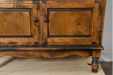 中古　美品　国産職人手作り　アンティーク調　作りの良い脚付き民芸キャビネット(食器棚、収納棚、戸棚、カップボード、バラ売り可能)(R-084339)