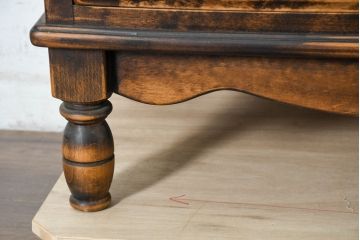 中古　美品　国産職人手作り　アンティーク調　作りの良い脚付き民芸キャビネット(食器棚、収納棚、戸棚、カップボード、バラ売り可能)(R-084339)