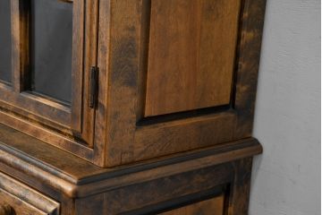 中古　美品　国産職人手作り　アンティーク調　作りの良い脚付き民芸キャビネット(食器棚、収納棚、戸棚、カップボード、バラ売り可能)(R-084339)
