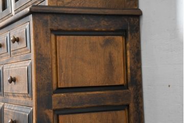 中古　美品　国産職人手作り　アンティーク調　作りの良い脚付き民芸キャビネット(食器棚、収納棚、戸棚、カップボード、バラ売り可能)(R-084339)