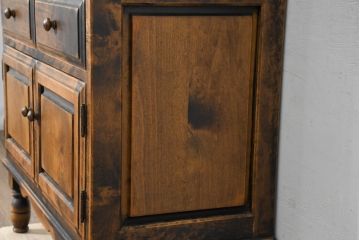 中古　美品　国産職人手作り　アンティーク調　作りの良い脚付き民芸キャビネット(食器棚、収納棚、戸棚、カップボード、バラ売り可能)(R-084339)