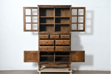 中古　美品　国産職人手作り　アンティーク調　作りの良い脚付き民芸キャビネット(食器棚、収納棚、戸棚、カップボード、バラ売り可能)(R-084339)