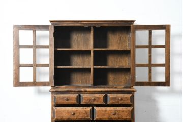 中古　美品　国産職人手作り　アンティーク調　作りの良い脚付き民芸キャビネット(食器棚、収納棚、戸棚、カップボード、バラ売り可能)(R-084339)