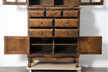 中古　美品　国産職人手作り　アンティーク調　作りの良い脚付き民芸キャビネット(食器棚、収納棚、戸棚、カップボード、バラ売り可能)(R-084339)