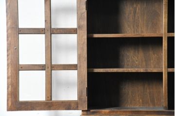 中古　美品　国産職人手作り　アンティーク調　作りの良い脚付き民芸キャビネット(食器棚、収納棚、戸棚、カップボード、バラ売り可能)(R-084339)