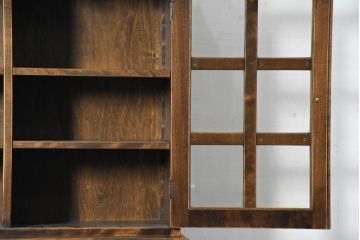 中古　美品　国産職人手作り　アンティーク調　作りの良い脚付き民芸キャビネット(食器棚、収納棚、戸棚、カップボード、バラ売り可能)(R-084339)