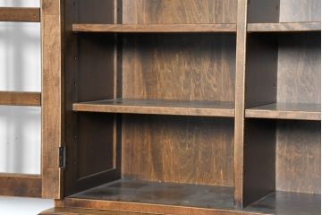 中古　美品　国産職人手作り　アンティーク調　作りの良い脚付き民芸キャビネット(食器棚、収納棚、戸棚、カップボード、バラ売り可能)(R-084339)