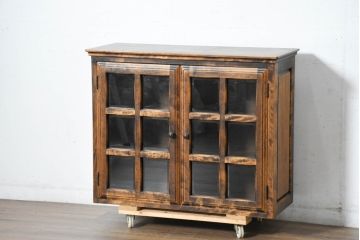 中古　美品　国産職人手作り　アンティーク調　作りの良い民芸キャビネット・上段(食器棚、収納棚、戸棚、カップボード、サイドキャビネット)(R-084340)