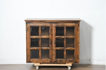 中古　美品　国産職人手作り　アンティーク調　作りの良い民芸キャビネット・上段(食器棚、収納棚、戸棚、カップボード、サイドキャビネット)(R-084340)