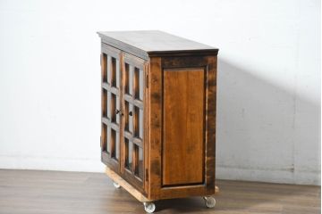 中古　美品　国産職人手作り　アンティーク調　作りの良い民芸キャビネット・上段(食器棚、収納棚、戸棚、カップボード、サイドキャビネット)(R-084340)