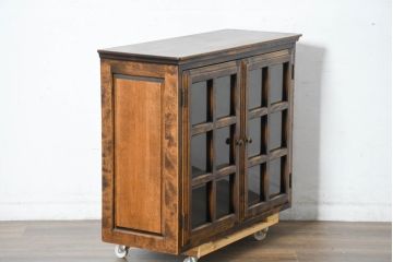 中古　美品　国産職人手作り　アンティーク調　作りの良い民芸キャビネット・上段(食器棚、収納棚、戸棚、カップボード、サイドキャビネット)(R-084340)