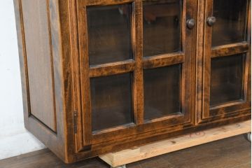 中古　美品　国産職人手作り　アンティーク調　作りの良い民芸キャビネット・上段(食器棚、収納棚、戸棚、カップボード、サイドキャビネット)(R-084340)