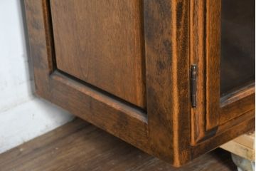 中古　美品　国産職人手作り　アンティーク調　作りの良い民芸キャビネット・上段(食器棚、収納棚、戸棚、カップボード、サイドキャビネット)(R-084340)