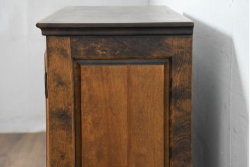 中古　美品　国産職人手作り　アンティーク調　作りの良い民芸キャビネット・上段(食器棚、収納棚、戸棚、カップボード、サイドキャビネット)(R-084340)