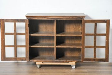中古　美品　国産職人手作り　アンティーク調　作りの良い民芸キャビネット・上段(食器棚、収納棚、戸棚、カップボード、サイドキャビネット)(R-084340)