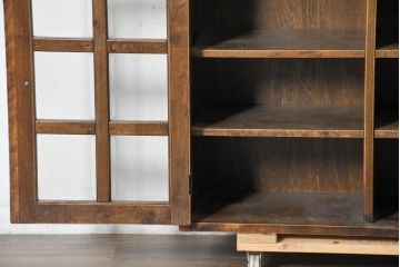中古　美品　国産職人手作り　アンティーク調　作りの良い民芸キャビネット・上段(食器棚、収納棚、戸棚、カップボード、サイドキャビネット)(R-084340)