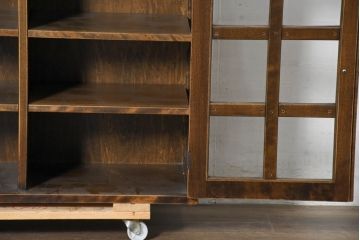 中古　美品　国産職人手作り　アンティーク調　作りの良い民芸キャビネット・上段(食器棚、収納棚、戸棚、カップボード、サイドキャビネット)(R-084340)