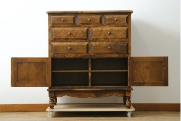 中古　美品　国産職人手作り　アンティーク調　作りの良い脚付き民芸キャビネット　(R-084341)