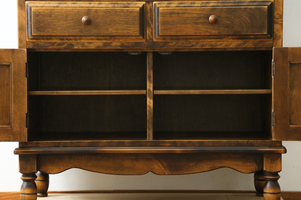 中古　美品　国産職人手作り　アンティーク調　作りの良い脚付き民芸キャビネット　(R-084341)