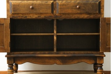中古　美品　国産職人手作り　アンティーク調　作りの良い脚付き民芸キャビネット　(R-084341)
