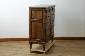中古　美品　国産職人手作り　アンティーク調　作りの良い脚付き民芸キャビネット　(R-084341)