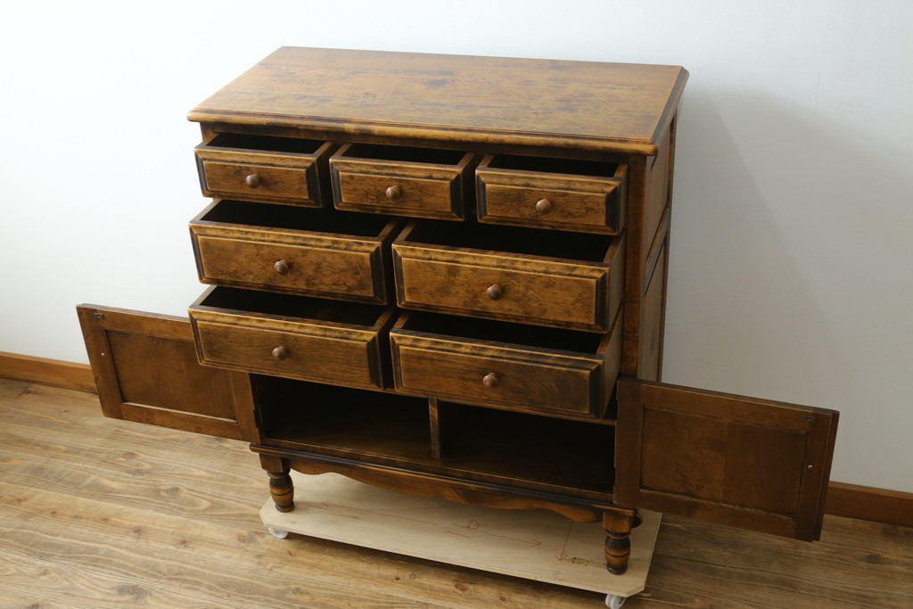 中古　美品　国産職人手作り　アンティーク調　作りの良い脚付き民芸キャビネット　(R-084341)