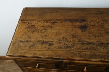 中古　美品　国産職人手作り　アンティーク調　作りの良い脚付き民芸キャビネット　(R-084341)