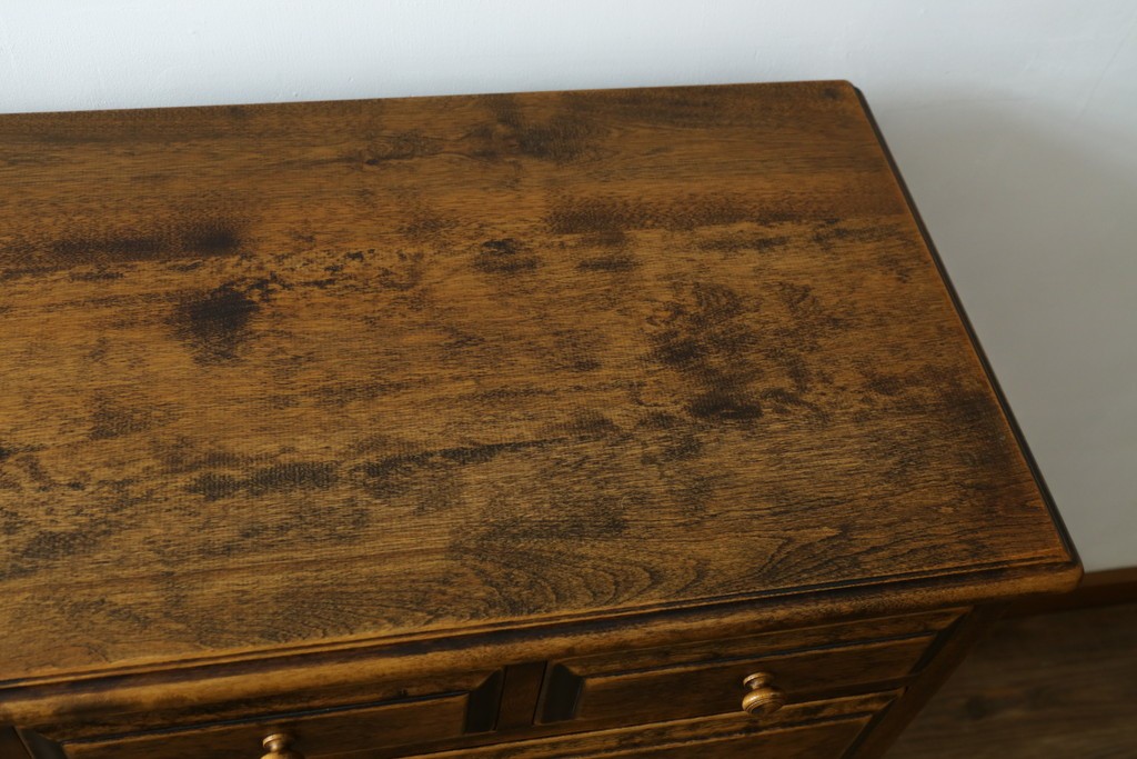 中古　美品　国産職人手作り　アンティーク調　作りの良い脚付き民芸キャビネット　(R-084341)