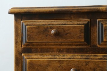 中古　美品　国産職人手作り　アンティーク調　作りの良い脚付き民芸キャビネット　(R-084341)