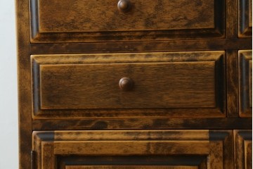 中古　美品　国産職人手作り　アンティーク調　作りの良い脚付き民芸キャビネット　(R-084341)