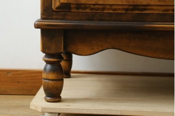 中古　美品　国産職人手作り　アンティーク調　作りの良い脚付き民芸キャビネット　(R-084341)