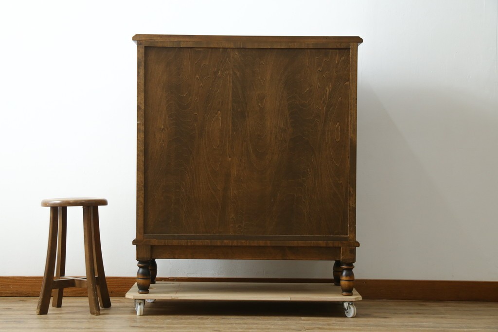 中古　美品　国産職人手作り　アンティーク調　作りの良い脚付き民芸キャビネット　(R-084341)