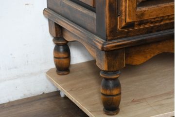 中古　美品　国産職人手作り　アンティーク調　作りの良い脚付き民芸キャビネット・下段(収納棚、戸棚、サイドキャビネット、引き出し、サイドチェスト)(R-084341)