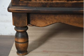 中古　美品　国産職人手作り　アンティーク調　作りの良い脚付き民芸キャビネット・下段(収納棚、戸棚、サイドキャビネット、引き出し、サイドチェスト)(R-084341)