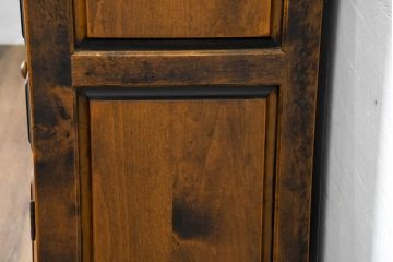中古　美品　国産職人手作り　アンティーク調　作りの良い脚付き民芸キャビネット・下段(収納棚、戸棚、サイドキャビネット、引き出し、サイドチェスト)(R-084341)