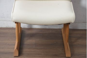中古　美品　飛騨産業　キツツキ　カヤ(KAYA)シリーズ　オーク材　合皮　上質で落ち着いた雰囲気が魅力的なアームレスチェア(椅子、イス、1P、一人掛け、1人掛けソファ)(定価約10万円)(R-084352)