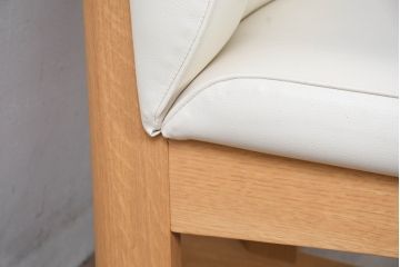 中古　美品　飛騨産業　キツツキ　カヤ(KAYA)シリーズ　オーク材　合皮　上質で落ち着いた雰囲気が魅力的なアームレスチェア(椅子、イス、1P、一人掛け、1人掛けソファ)(定価約10万円)(R-084352)