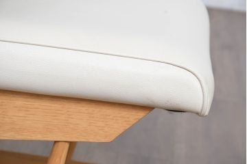 中古　美品　飛騨産業　キツツキ　カヤ(KAYA)シリーズ　オーク材　合皮　上質で落ち着いた雰囲気が魅力的なアームレスチェア(椅子、イス、1P、一人掛け、1人掛けソファ)(定価約10万円)(R-084352)
