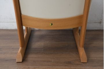 中古　美品　飛騨産業　キツツキ　カヤ(KAYA)シリーズ　オーク材　合皮　上質で落ち着いた雰囲気が魅力的なアームレスチェア(椅子、イス、1P、一人掛け、1人掛けソファ)(定価約10万円)(R-084352)