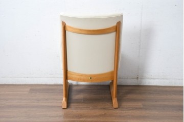 ジャンク品　中古　飛騨産業　キツツキ　カヤ(KAYA)シリーズ　オーク材　合皮　上質で落ち着いた雰囲気が魅力的なアームレスチェア　定価約10万円相当　(R-084353)