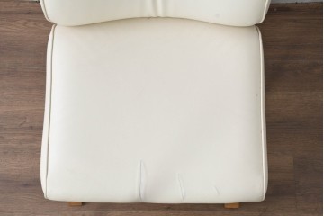 ジャンク品　中古　飛騨産業　キツツキ　カヤ(KAYA)シリーズ　オーク材　合皮　上質で落ち着いた雰囲気が魅力的なアームレスチェア　定価約10万円相当　(R-084353)